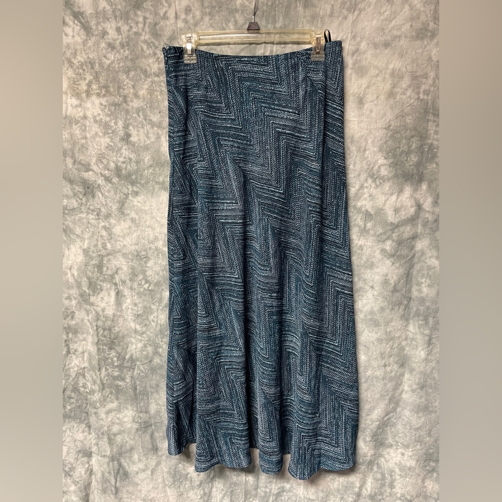 East 5th Blue and white patterned skirt